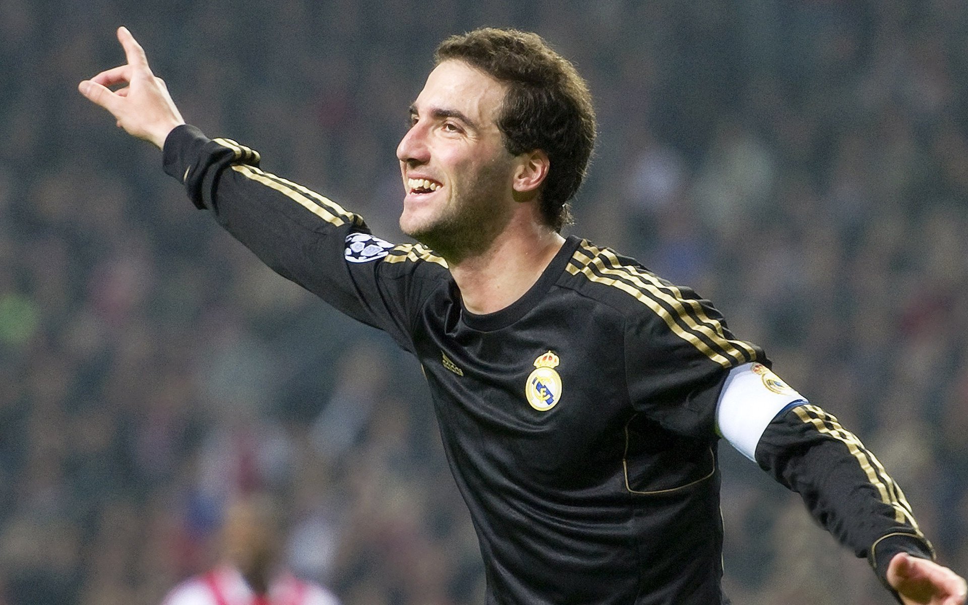 足球运动在年轻群体中的影响力持续扩大,社会认同感增强,论青少年足球发展的重要性